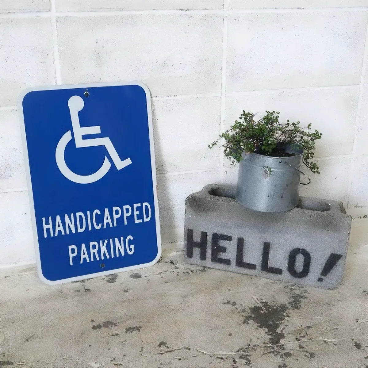 HANDICAPPED PARKING ロードサイン