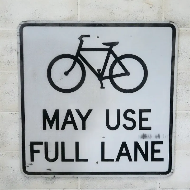 MAY USE FULL LANE ロードサイン