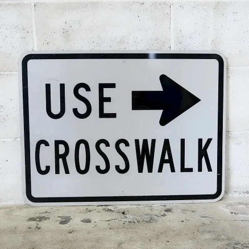 ロードサイン USE CROSSWALK