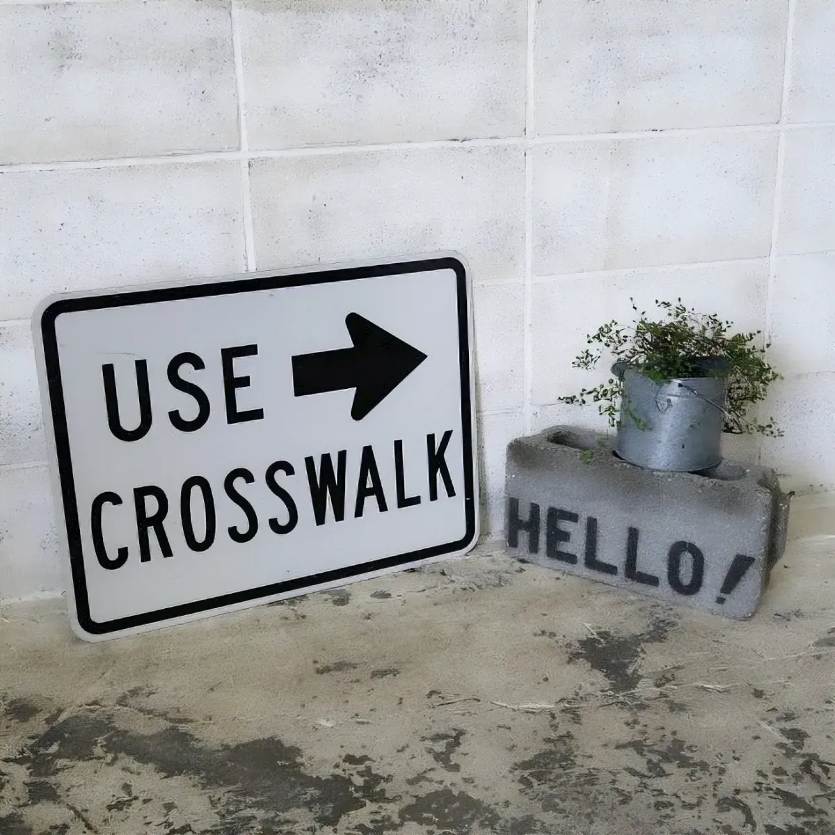 ロードサイン USE CROSSWALK