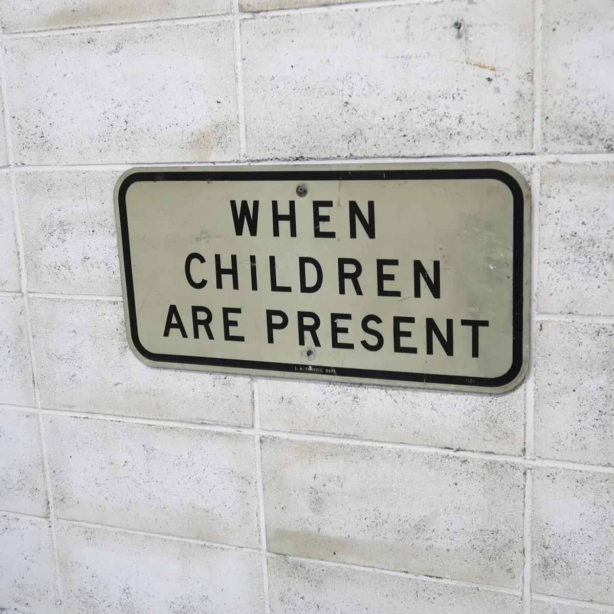 ビンテージ ロードサイン WHEN CHILDREN ARE PRESENT