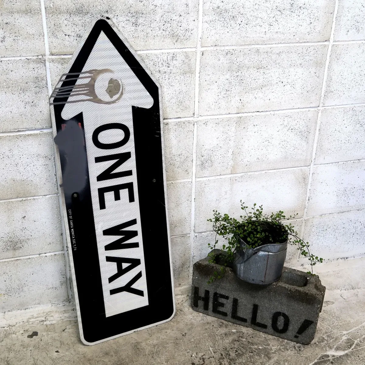 ONE WAY ロードサイン