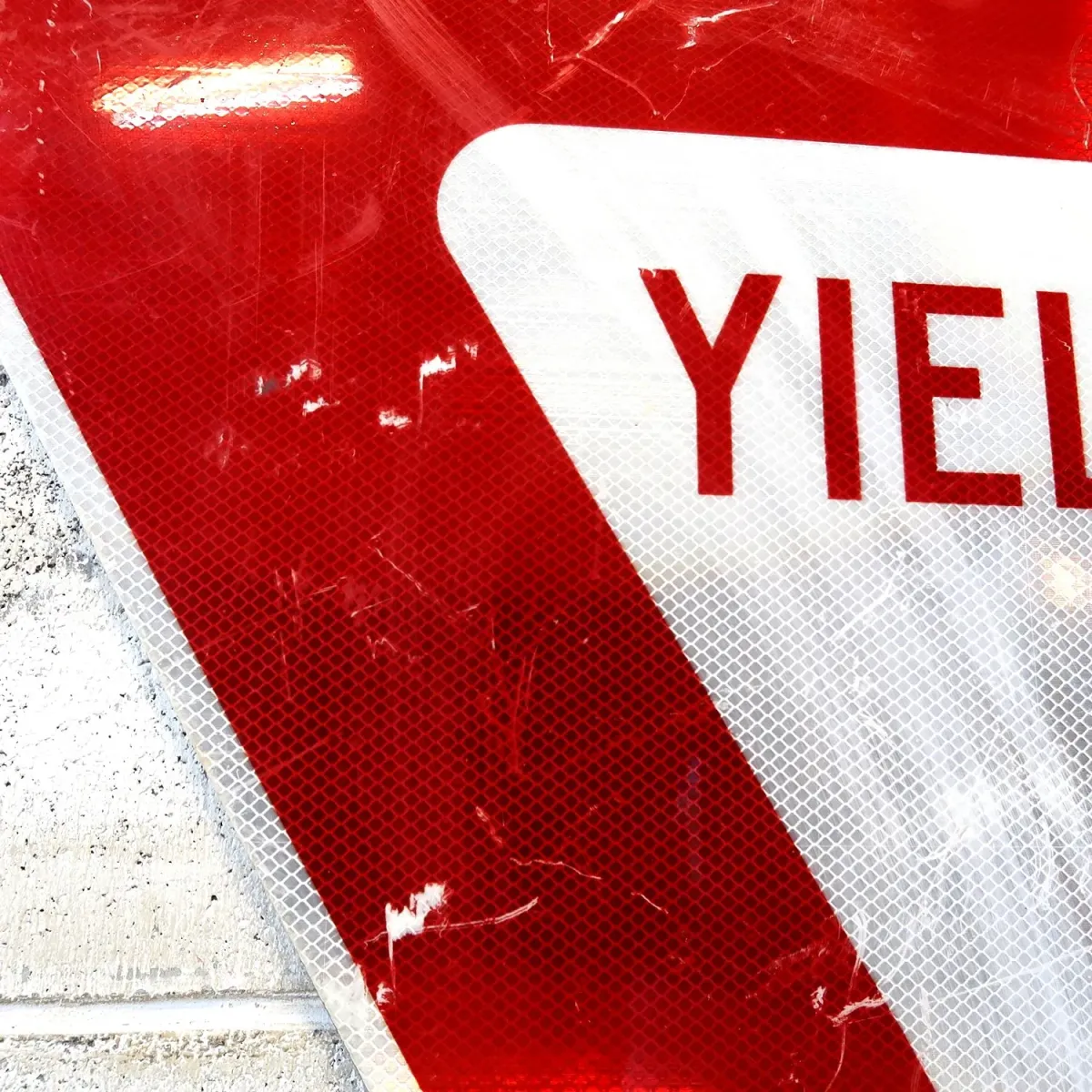 ロードサイン YIELD