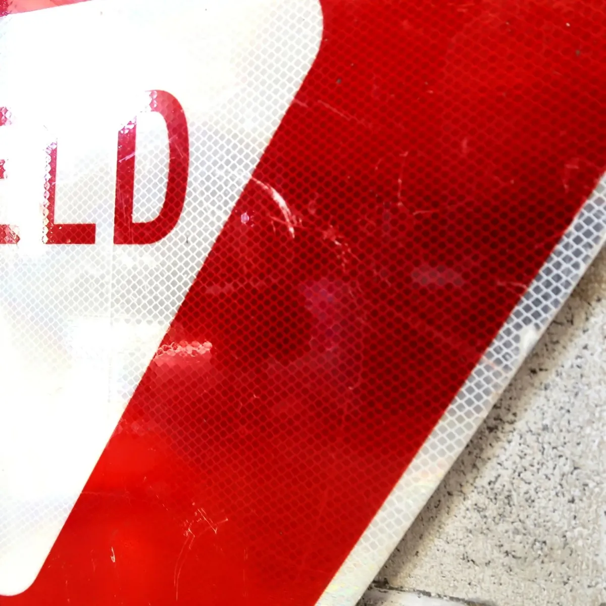 ロードサイン YIELD