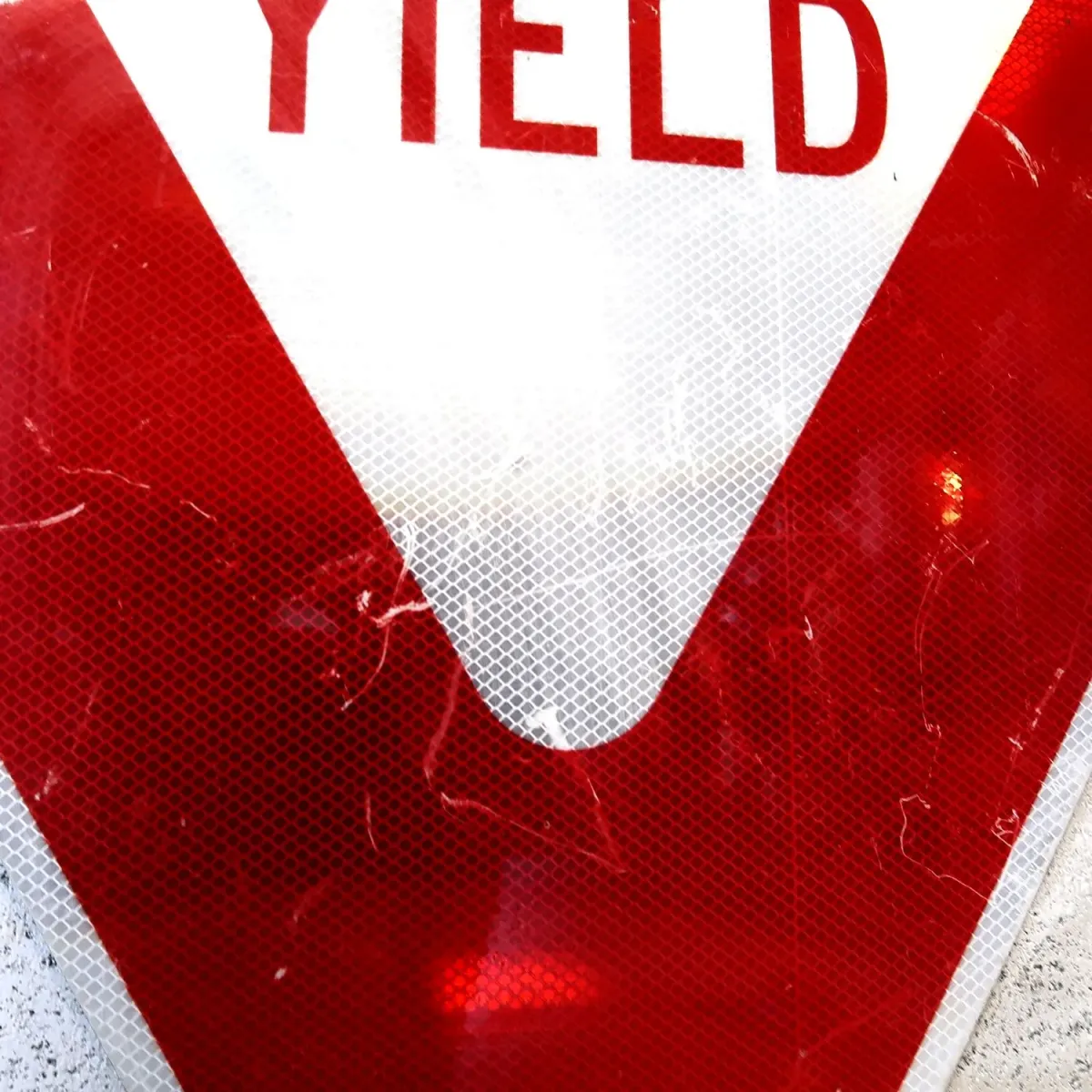 ロードサイン YIELD