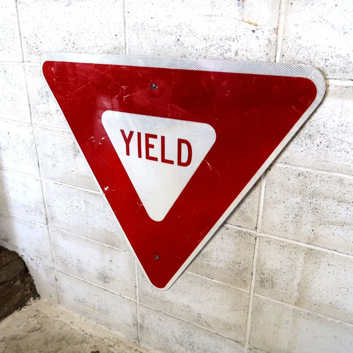 ロードサイン YIELD