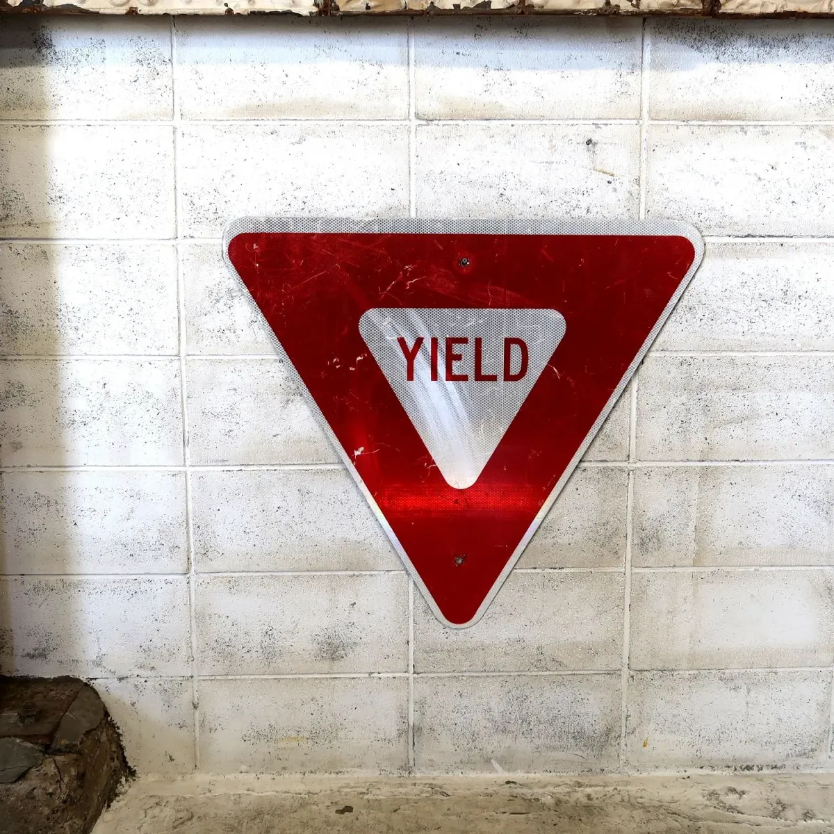 ロードサイン YIELD