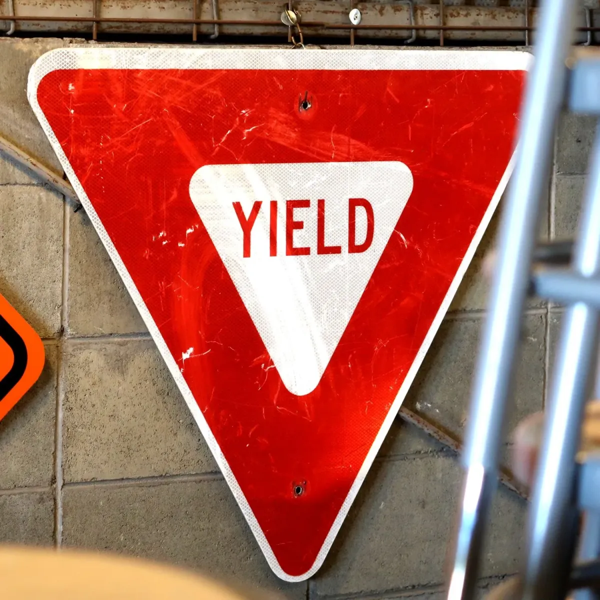 ロードサイン YIELD