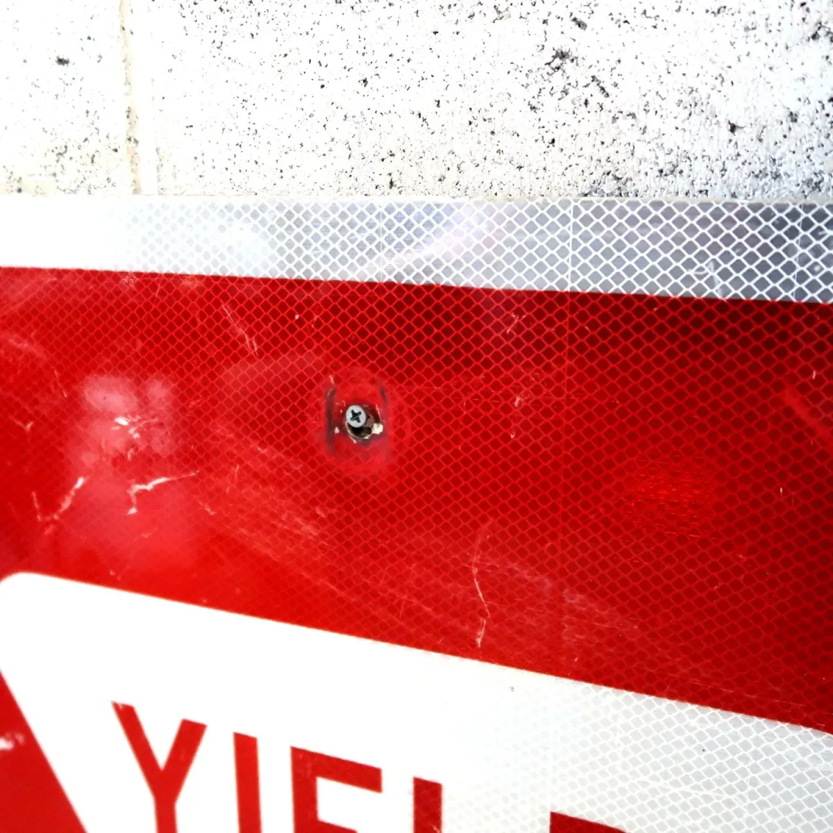 ロードサイン YIELD