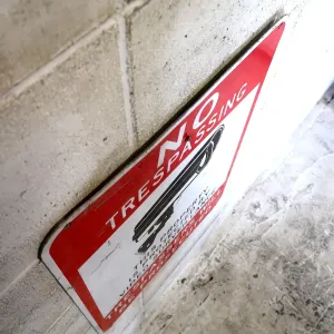 NO TRESPASSING メタルサイン