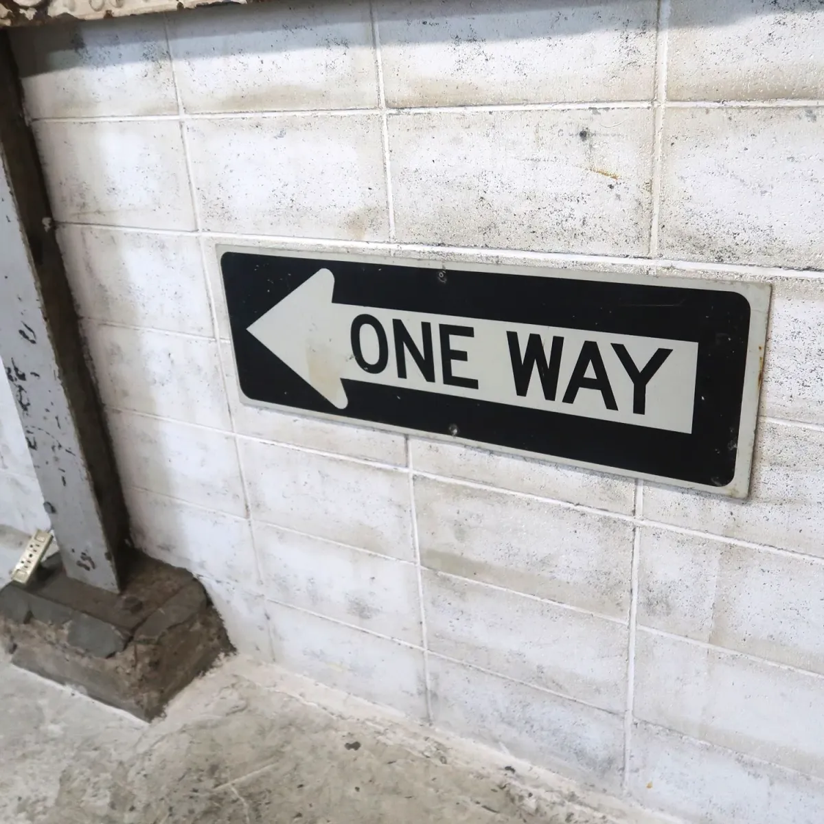 ONE WAY ロードサイン