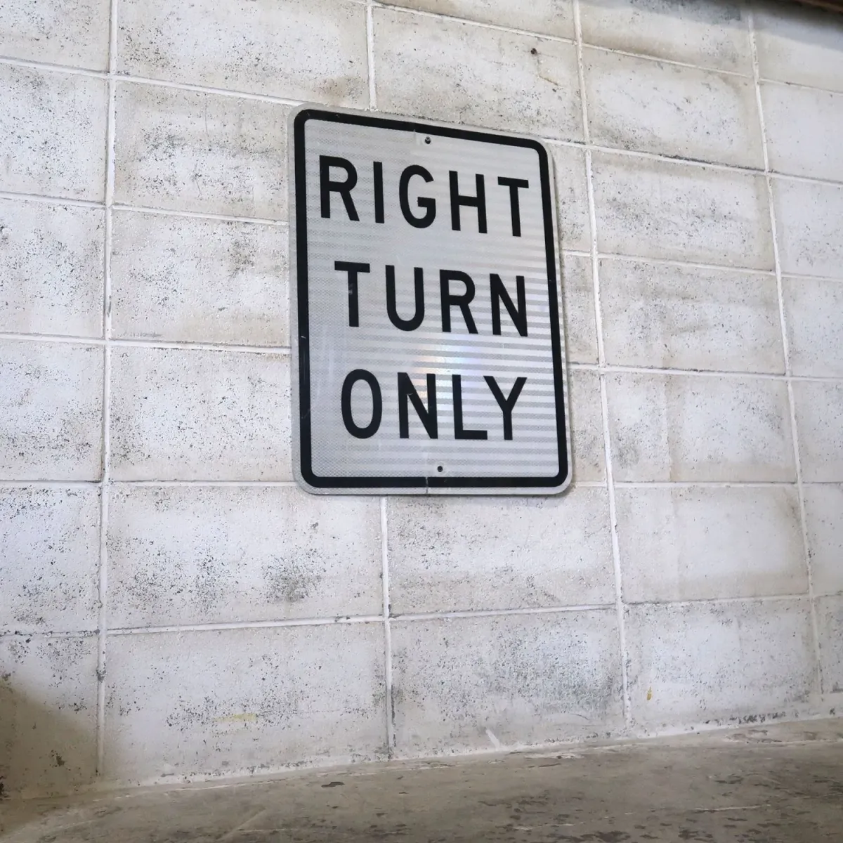 RIGHT TURN ONLY ロードサイン