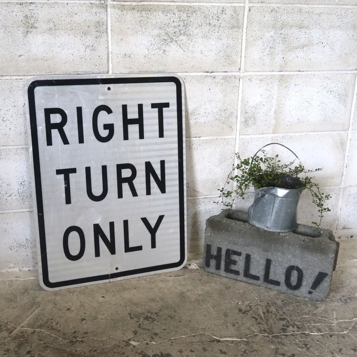 RIGHT TURN ONLY ロードサイン