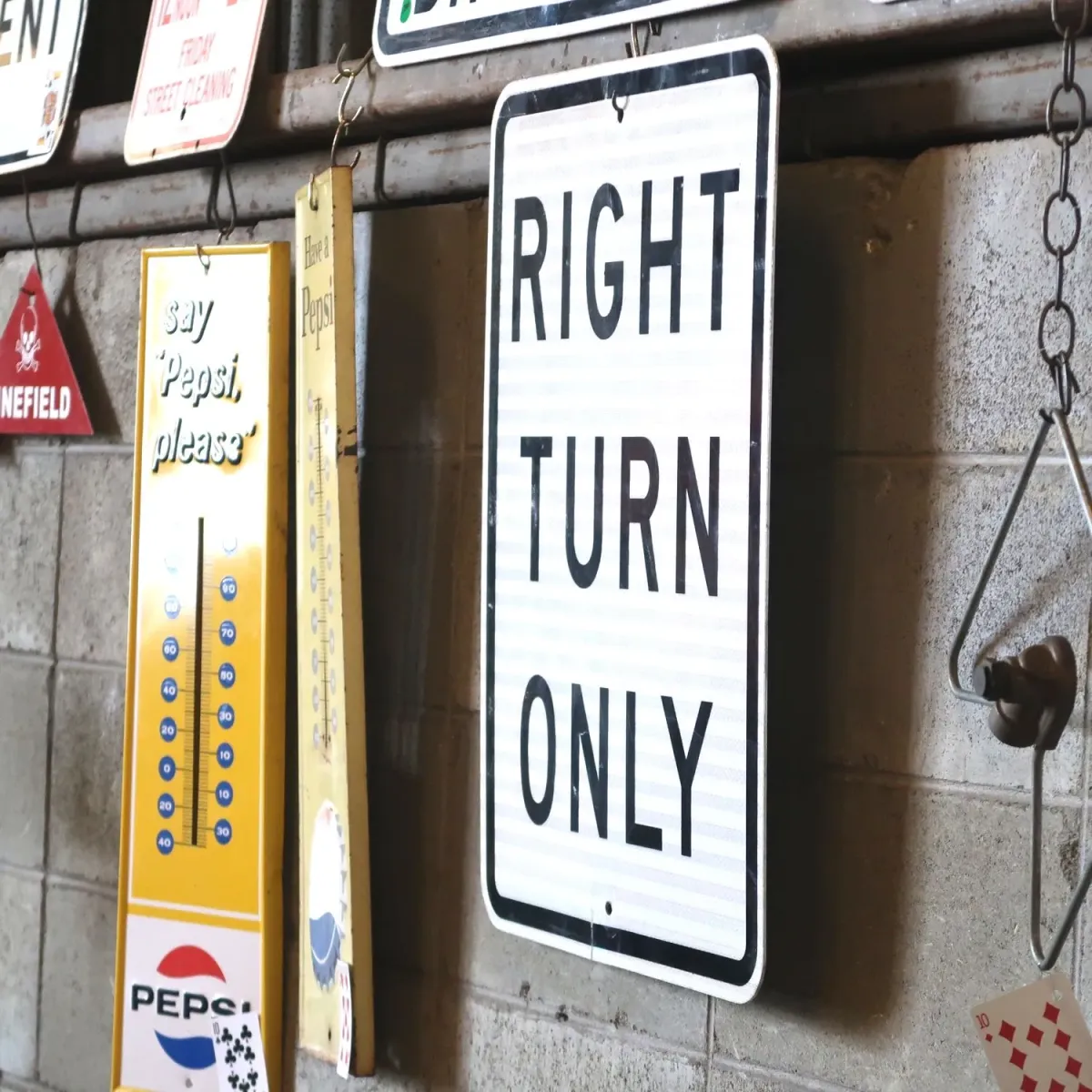 RIGHT TURN ONLY ロードサイン