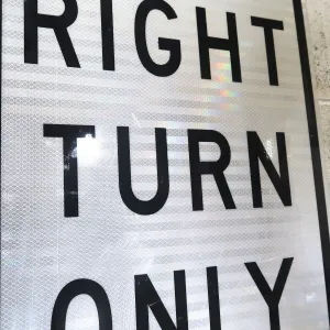 RIGHT TURN ONLY ロードサイン