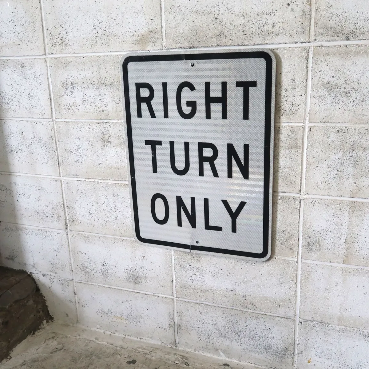 RIGHT TURN ONLY ロードサイン
