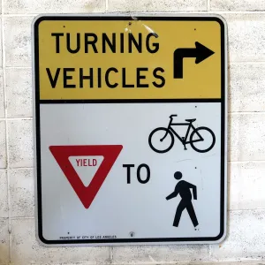 TURNING VEHICLES 大型ロードサイン