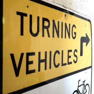 TURNING VEHICLES 大型ロードサイン