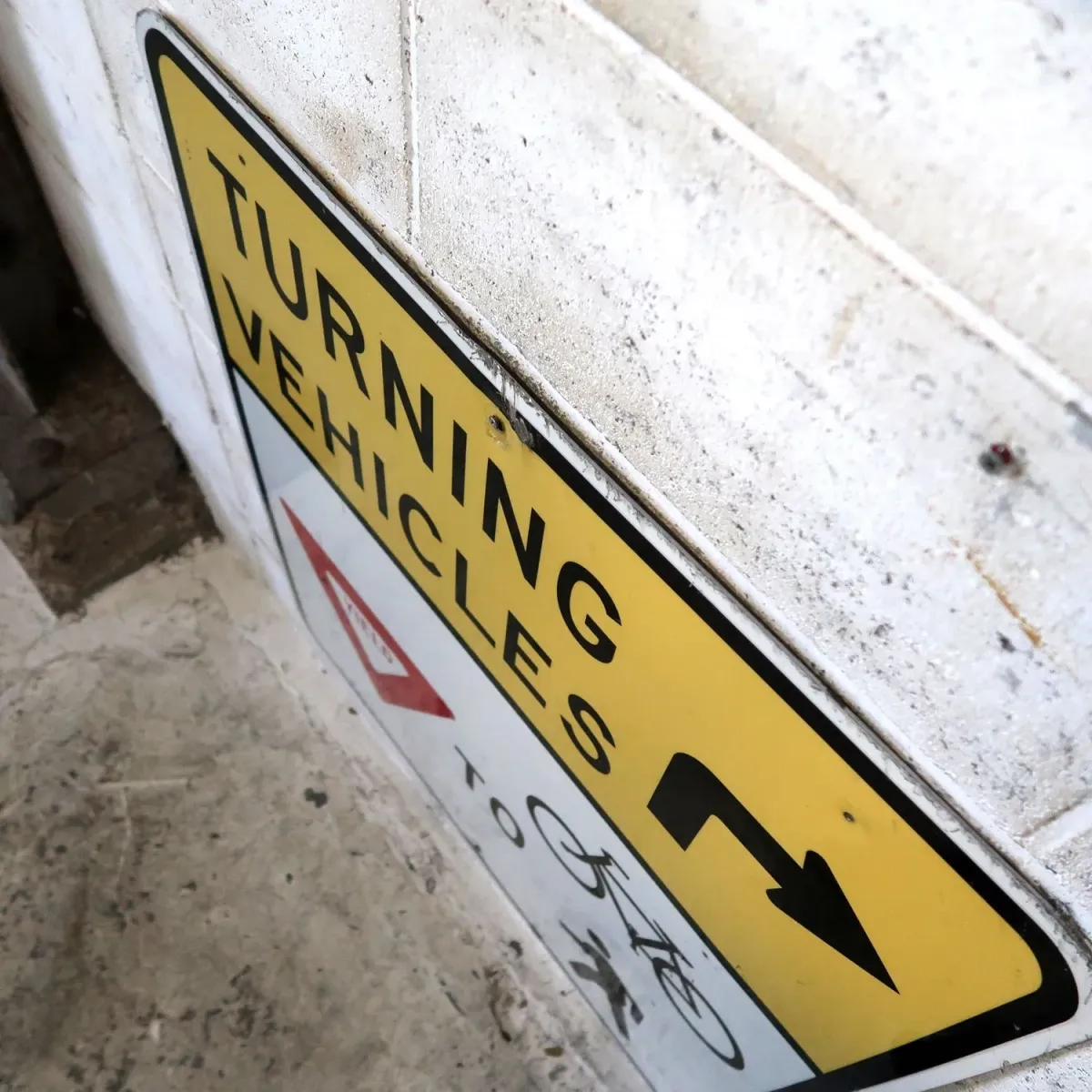 TURNING VEHICLES 大型ロードサイン