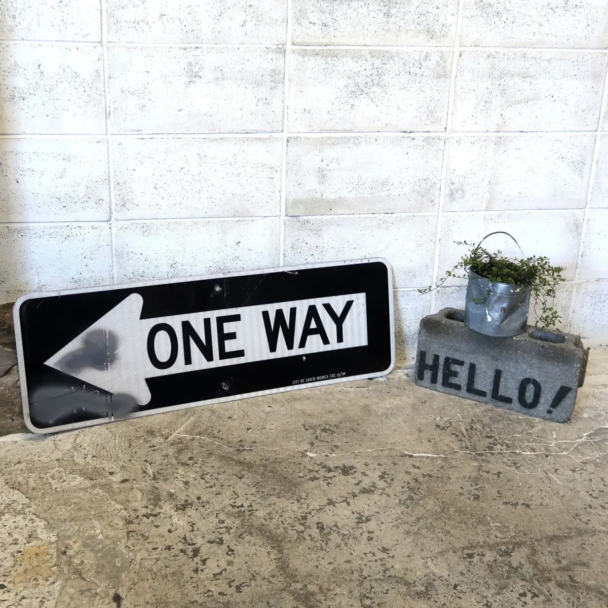 ONE WAY ロードサイン