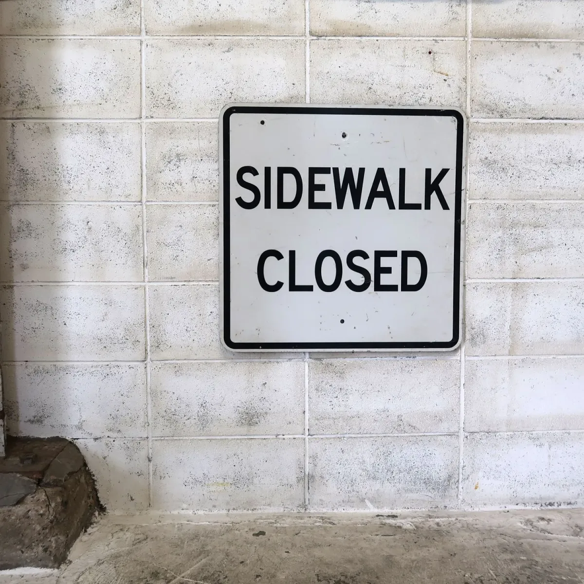 SIDEWALK CLOSED ロードサイン