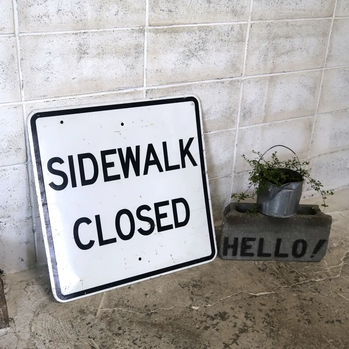 SIDEWALK CLOSED ロードサイン