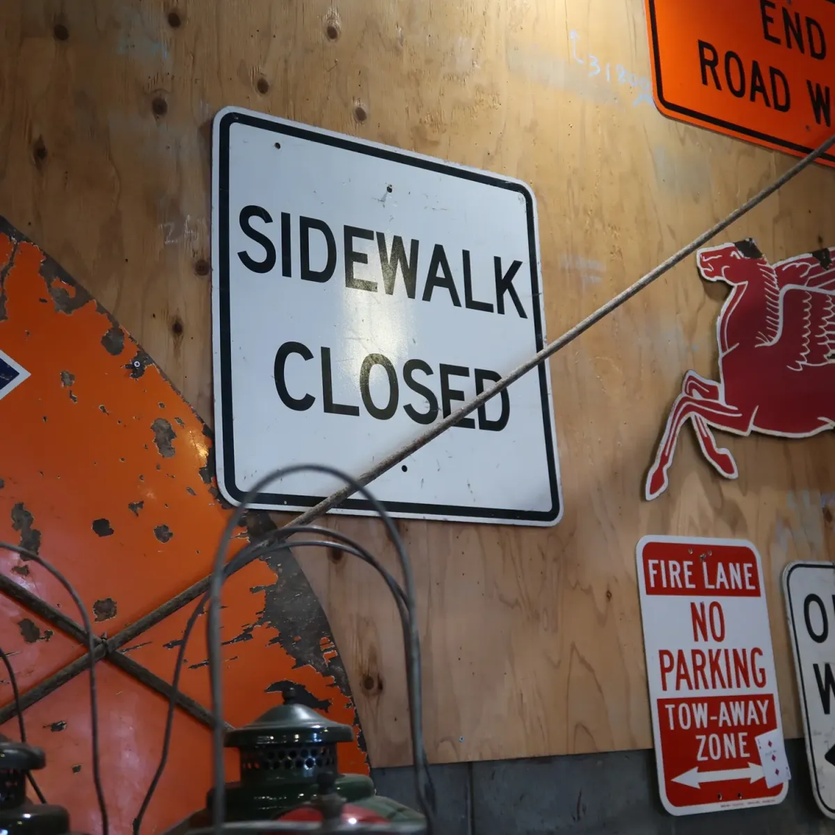 SIDEWALK CLOSED ロードサイン