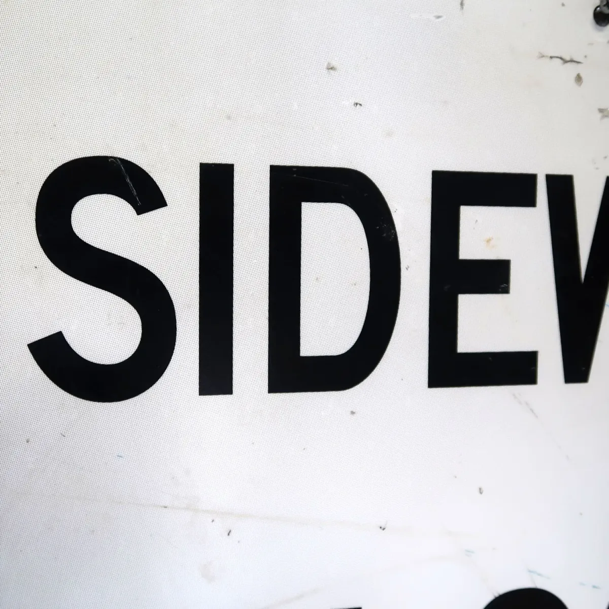 SIDEWALK CLOSED ロードサイン