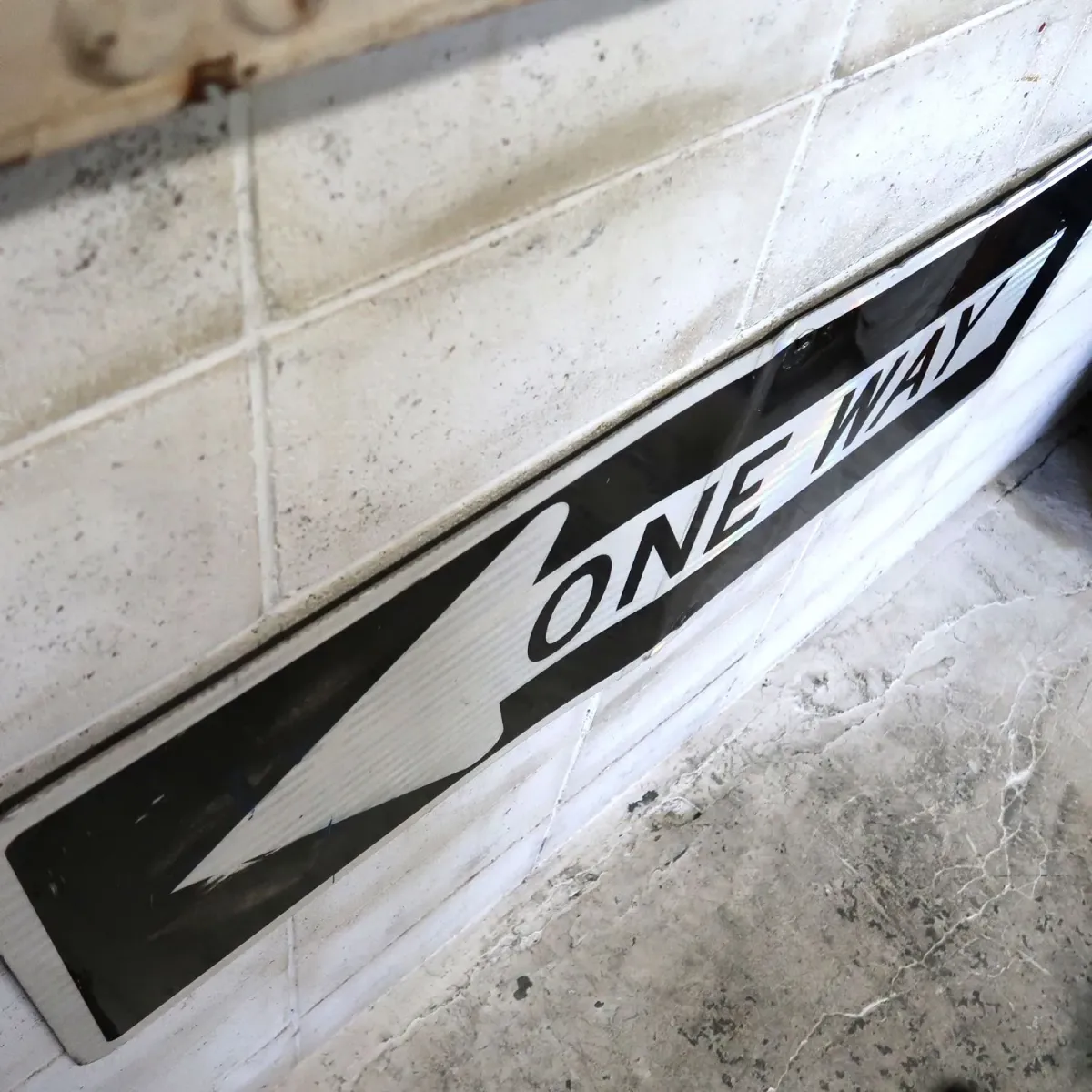ONE WAY 大型ロードサイン