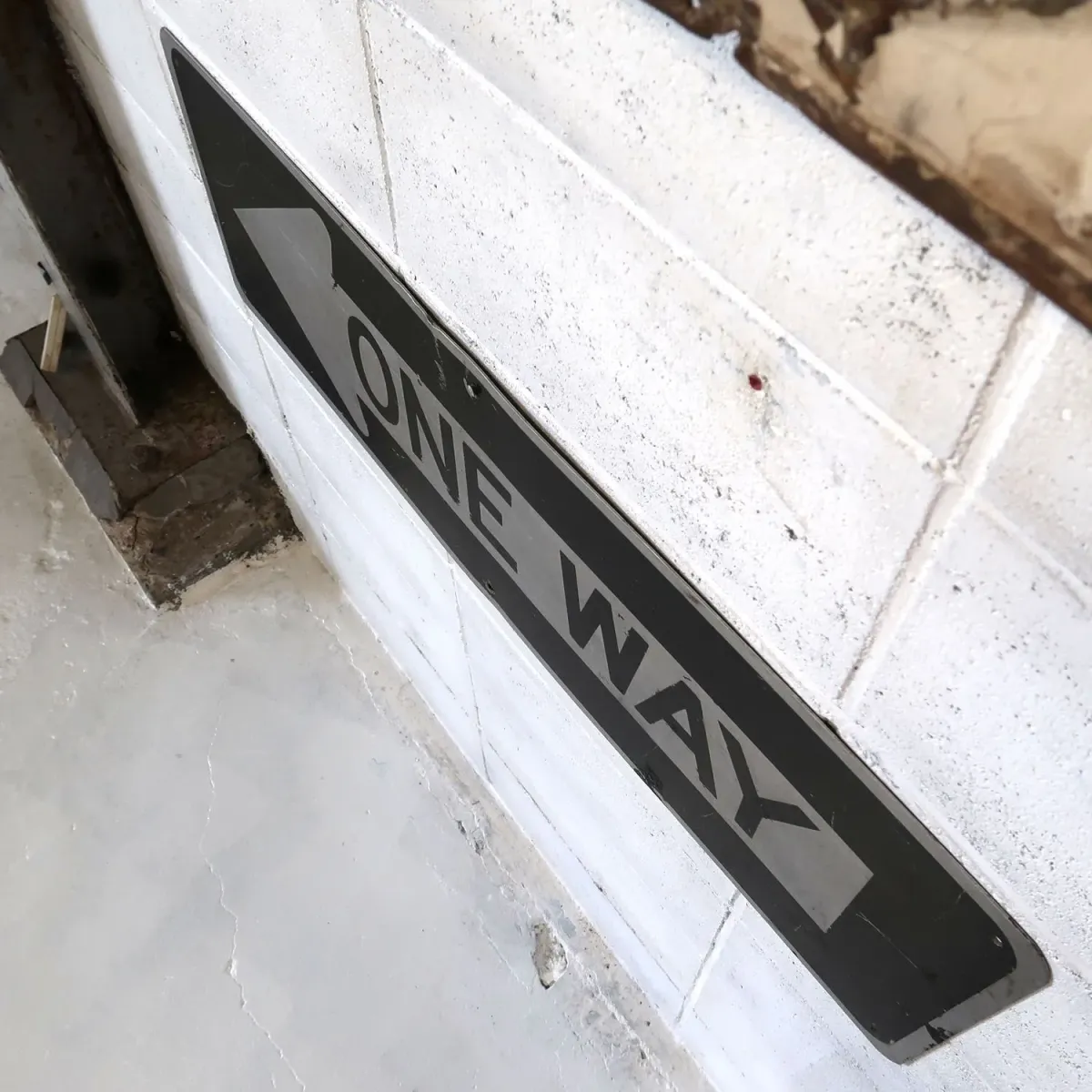 ONE WAY ロードサイン