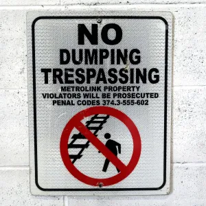 NO DUMPING TRESPASSING メタルサイン