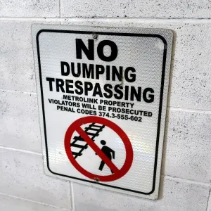 NO DUMPING TRESPASSING メタルサイン
