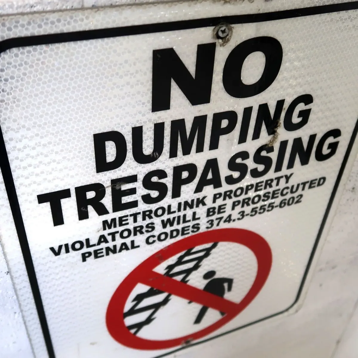 NO DUMPING TRESPASSING メタルサイン