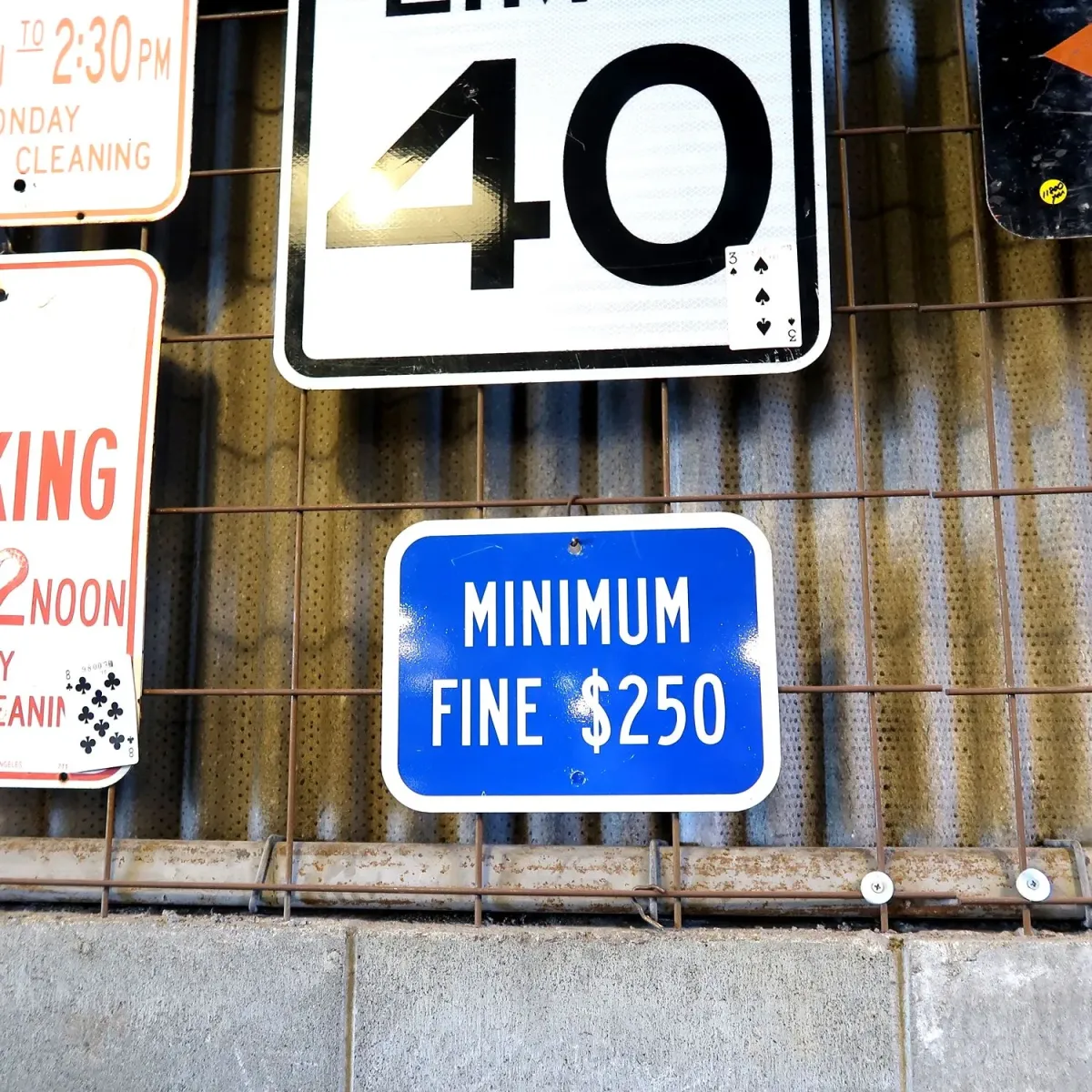 MINIMUM FINE $250 ロードサイン
