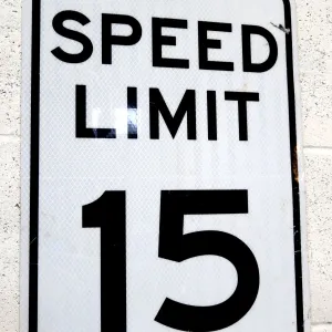 ロードサイン SPEED LIMIT 15