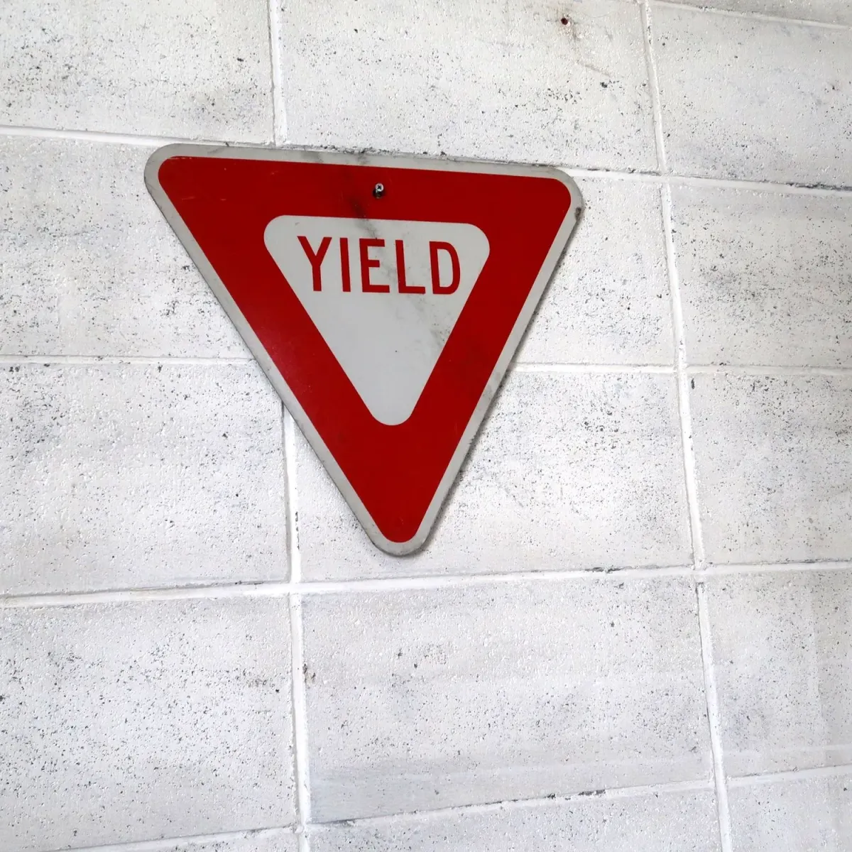 ロードサイン YIELD