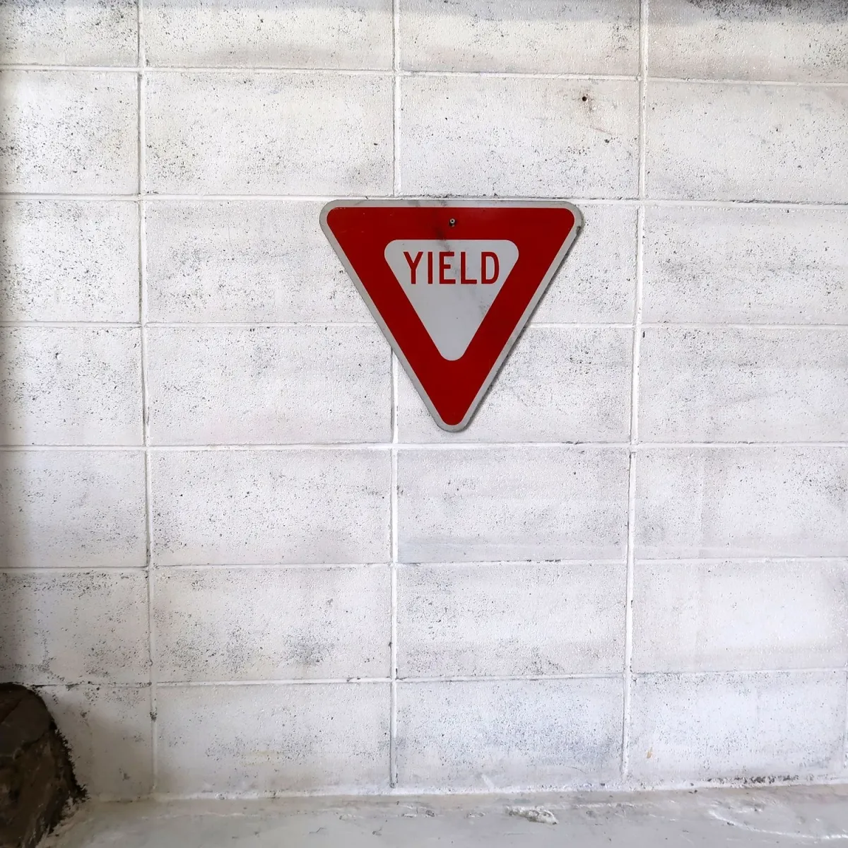 ロードサイン YIELD