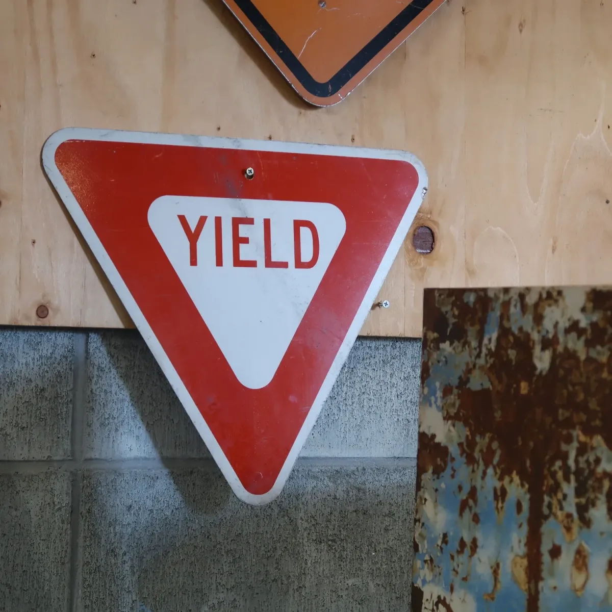 ロードサイン YIELD