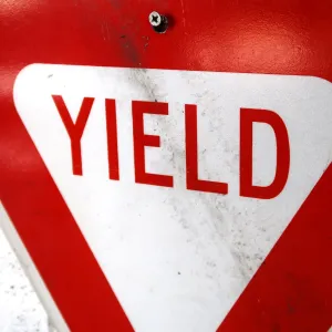 ロードサイン YIELD