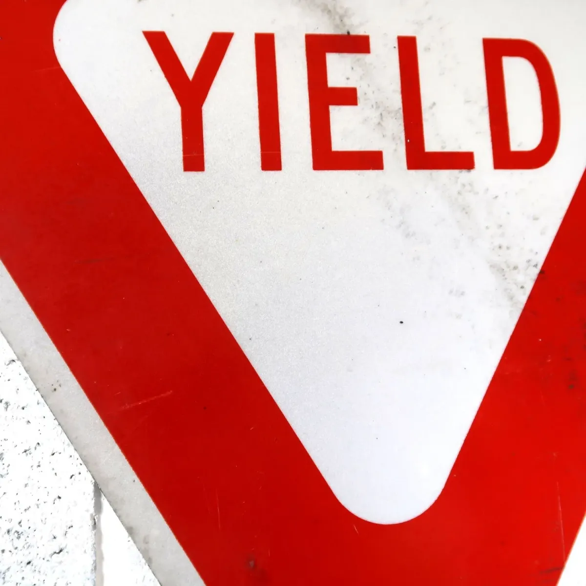 ロードサイン YIELD