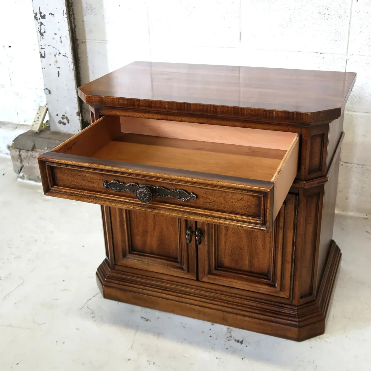 Unique Furniture アンティーク ナイトスタンド