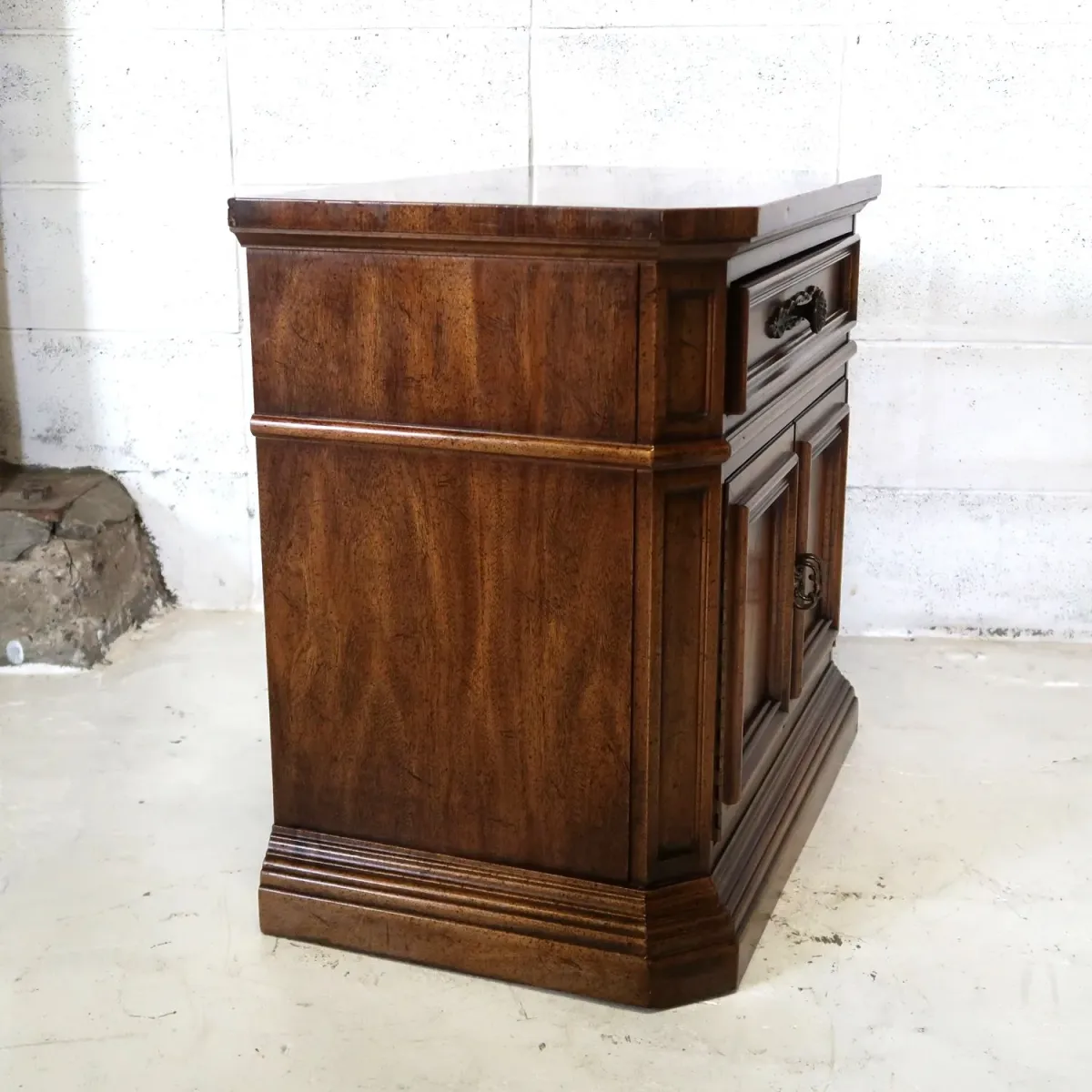 Unique Furniture アンティーク ナイトスタンド