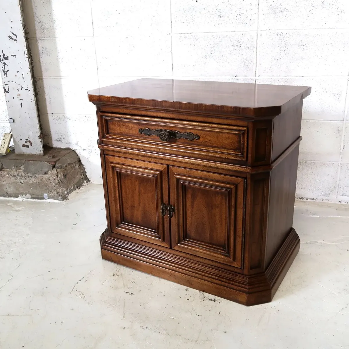 Unique Furniture アンティーク ナイトスタンド