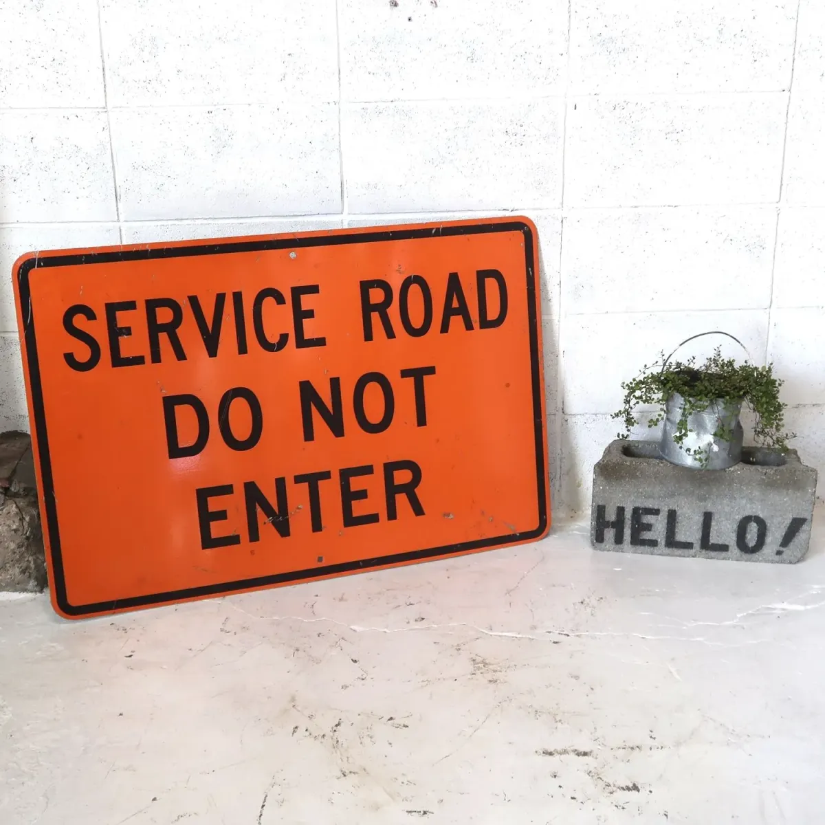SERVICE ROAD DO NOT ENTER ロードサイン