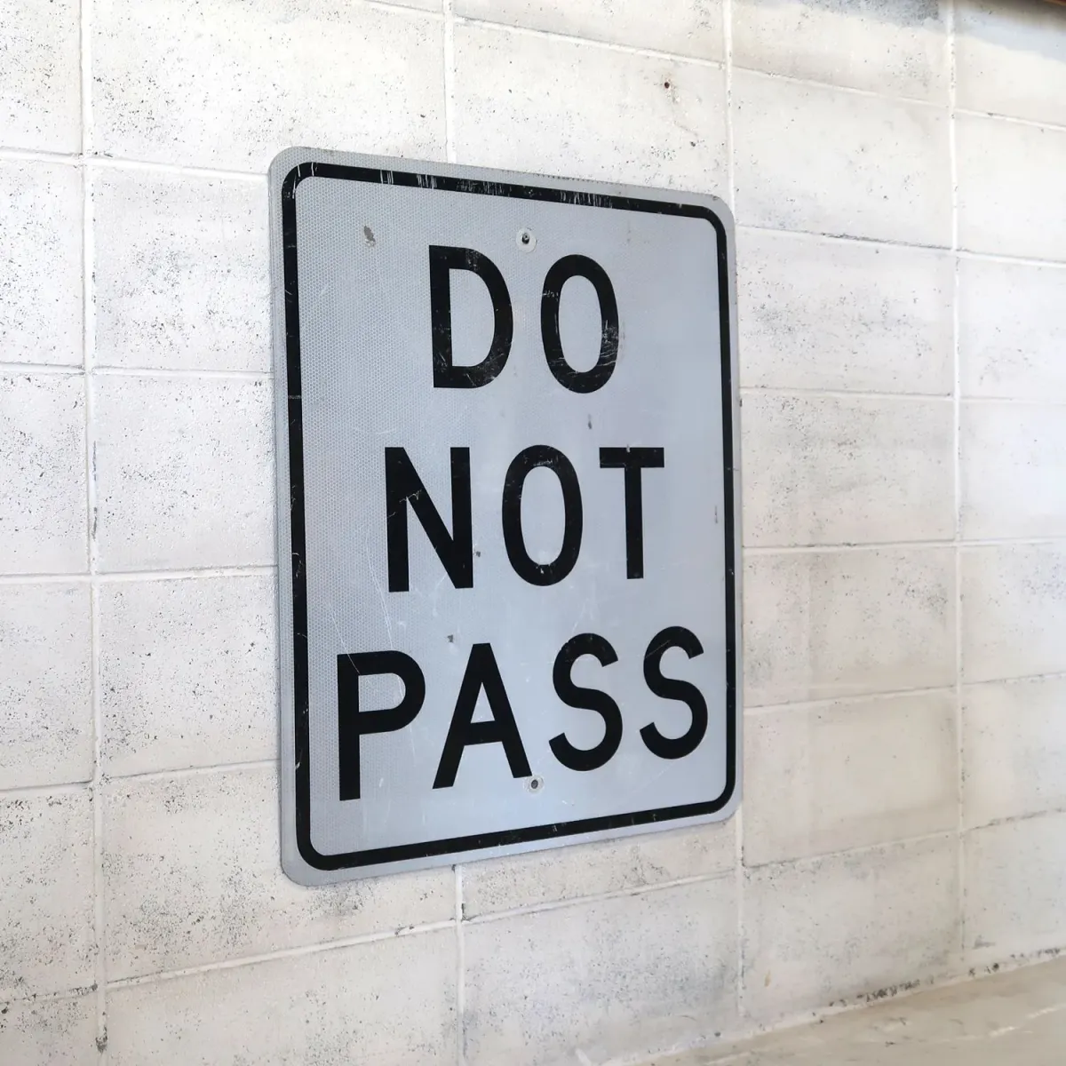 DO NOT PASS ロードサイン