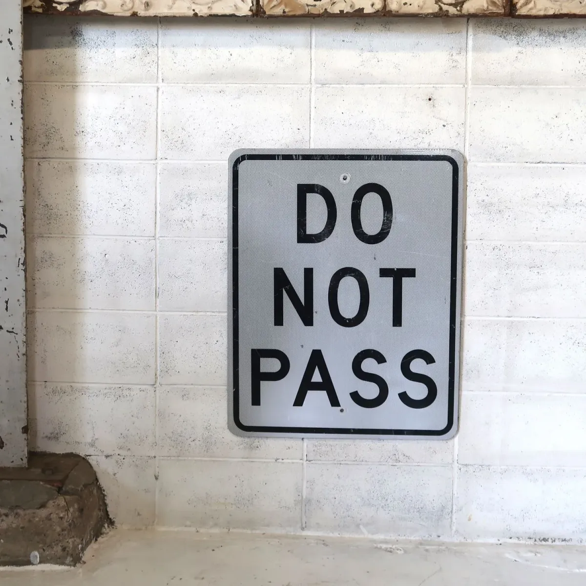 DO NOT PASS ロードサイン