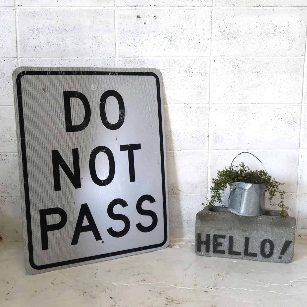 DO NOT PASS ロードサイン