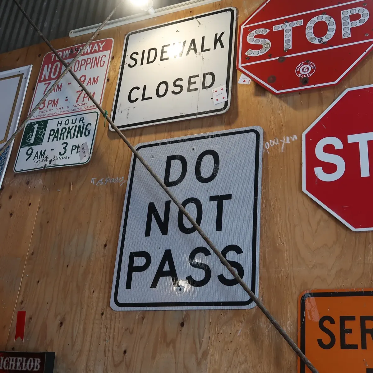 DO NOT PASS ロードサイン