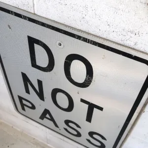 DO NOT PASS ロードサイン