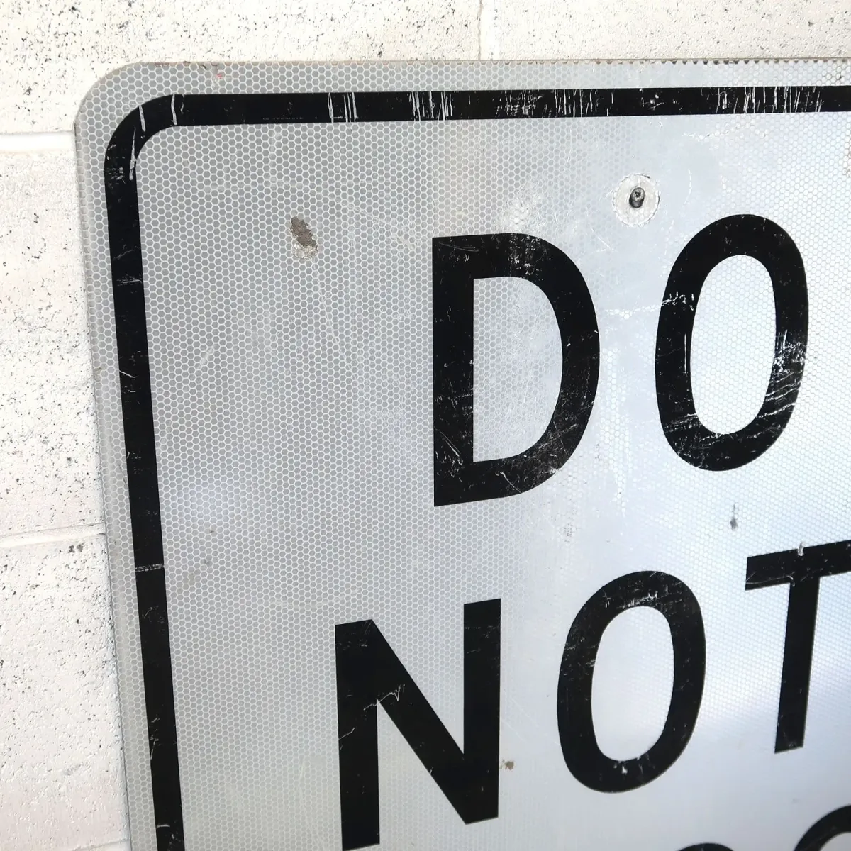 DO NOT PASS ロードサイン